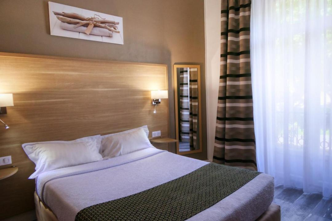 Hotel Univers كارْبُنْترا المظهر الخارجي الصورة