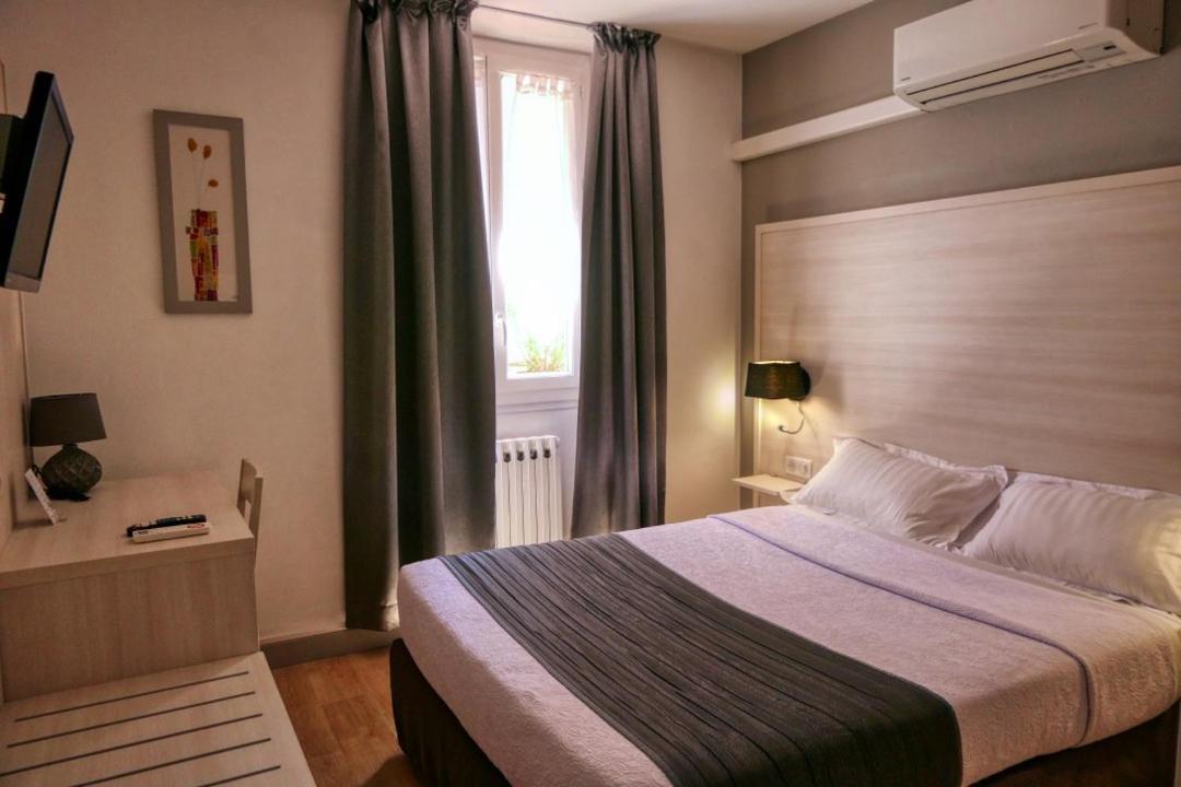 Hotel Univers كارْبُنْترا المظهر الخارجي الصورة