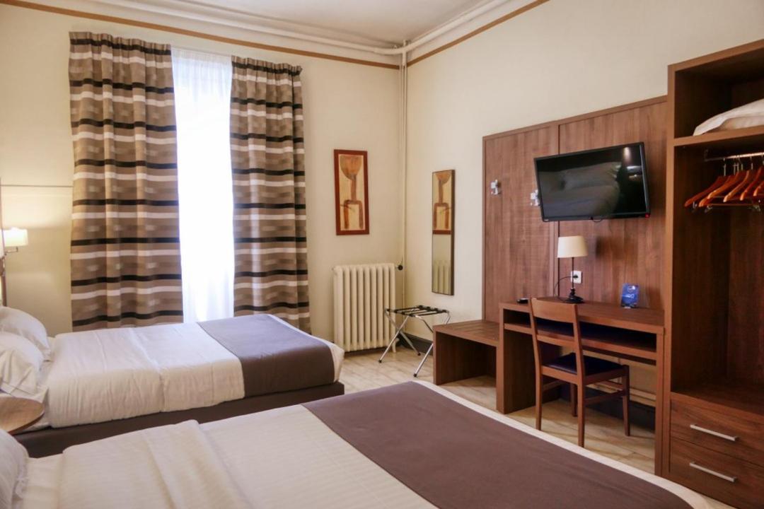 Hotel Univers كارْبُنْترا المظهر الخارجي الصورة