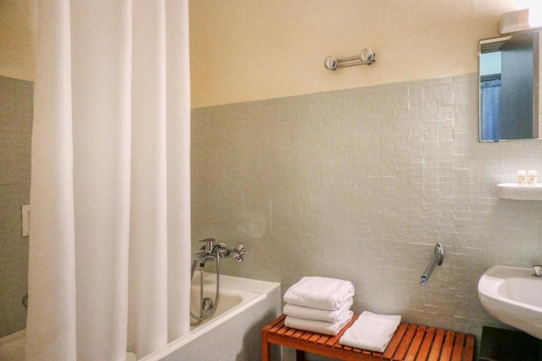 Hotel Univers كارْبُنْترا المظهر الخارجي الصورة