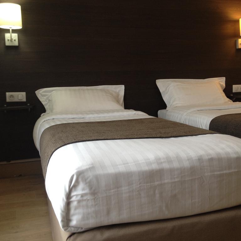 Hotel Univers كارْبُنْترا الغرفة الصورة