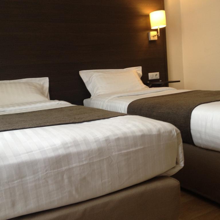 Hotel Univers كارْبُنْترا الغرفة الصورة
