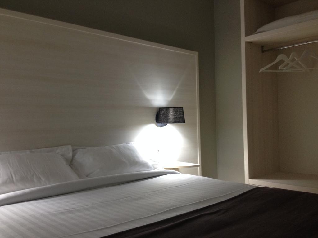 Hotel Univers كارْبُنْترا الغرفة الصورة