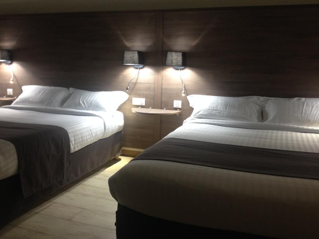Hotel Univers كارْبُنْترا الغرفة الصورة