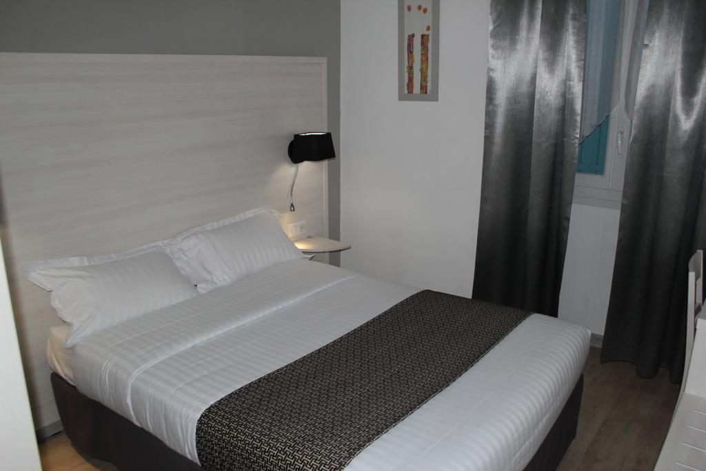 Hotel Univers كارْبُنْترا المظهر الخارجي الصورة
