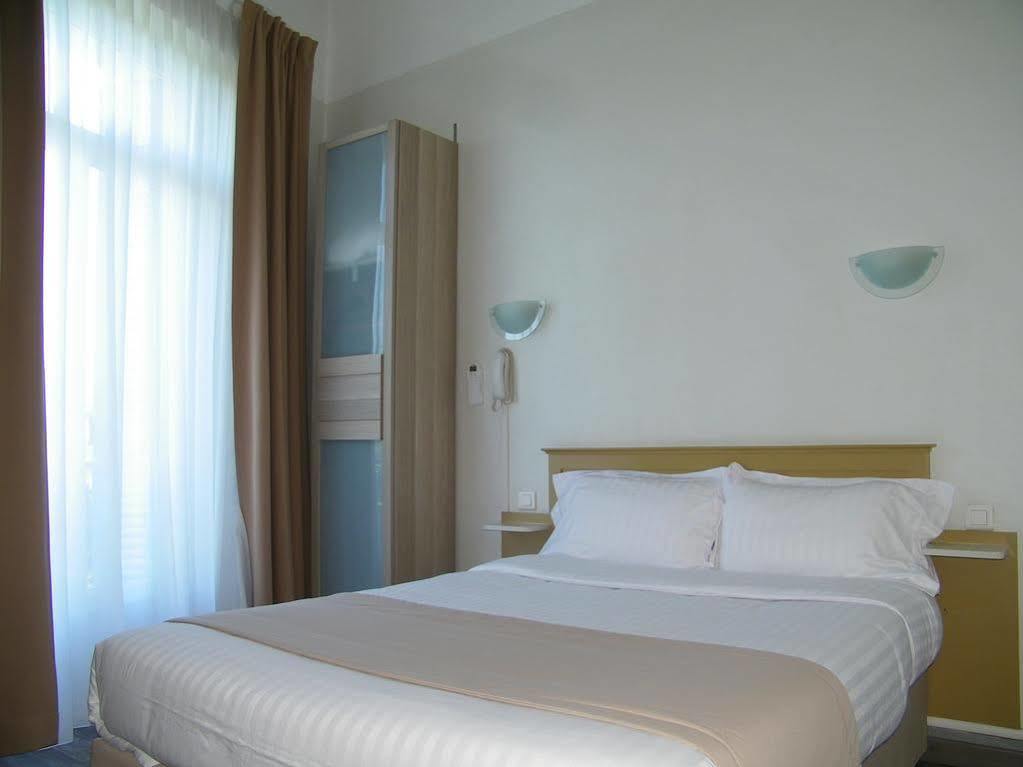 Hotel Univers كارْبُنْترا المظهر الخارجي الصورة